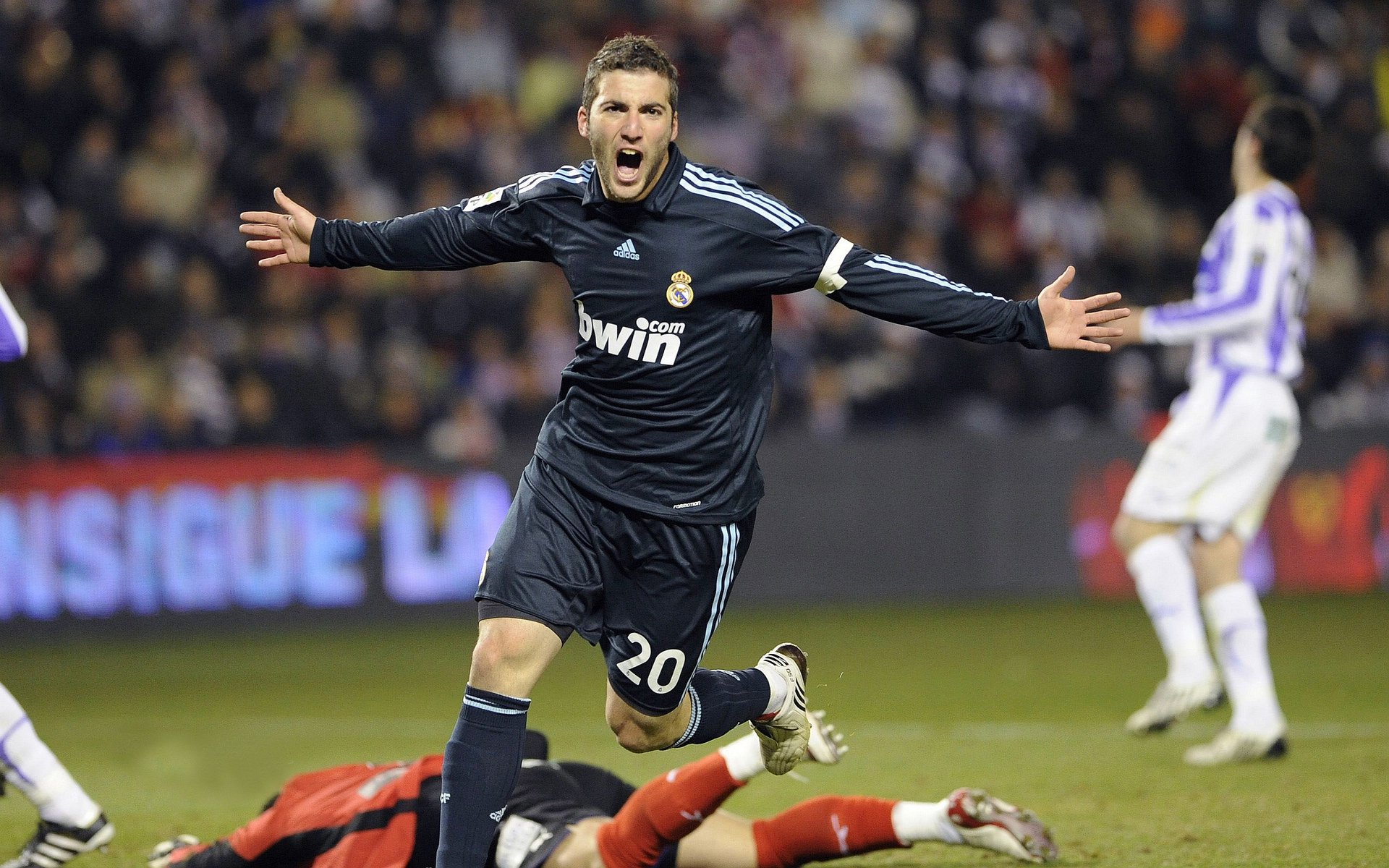 开云体育APP下载-球迷对赛事关注度提升，热情高涨，球迷群体